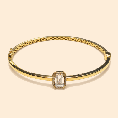 Дамска твърда златна гривна 14К с бял камък Emerald Cut и ореол от бели камъни 5.22 гр.